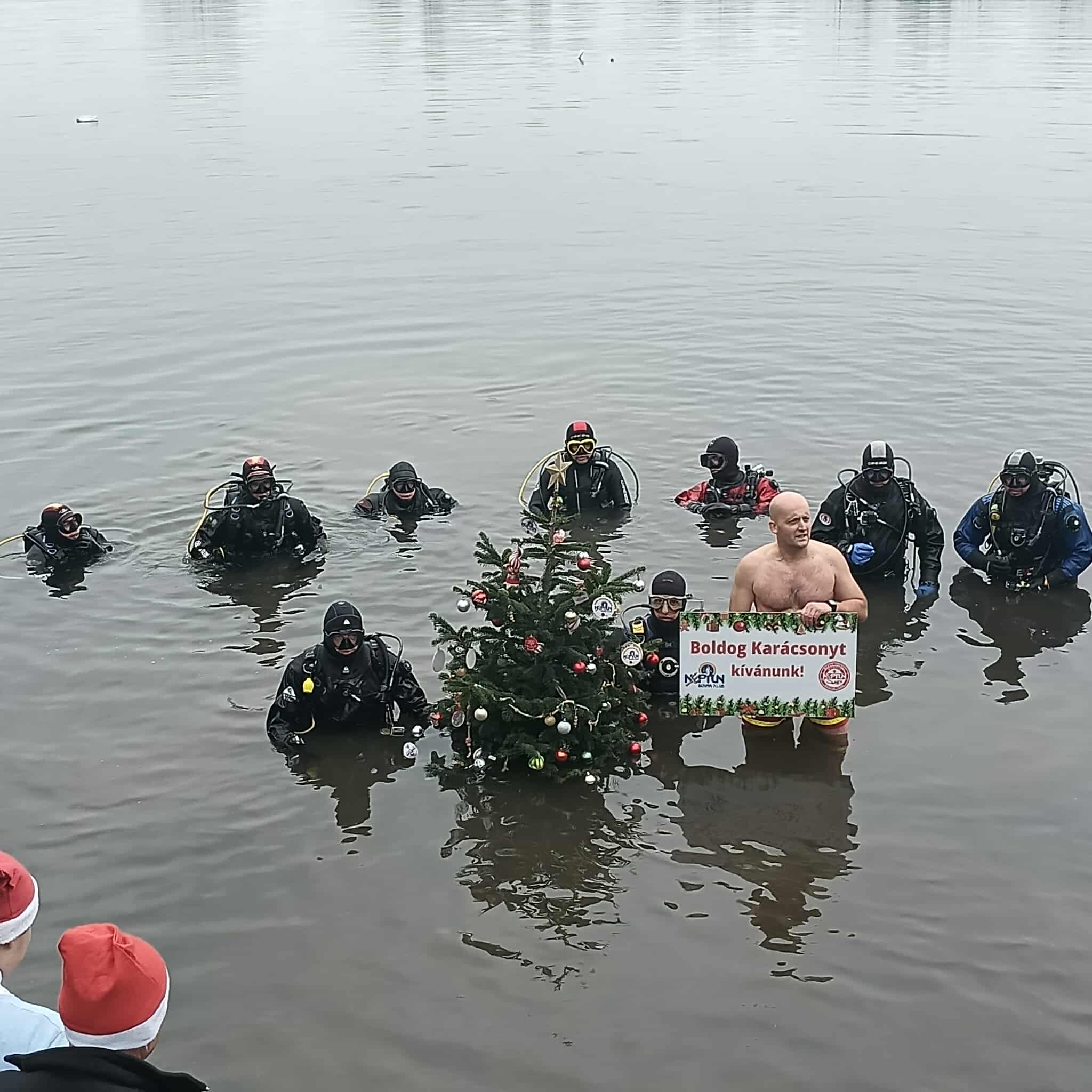 Az idén sem maradhatott el a  Víz alatti karácsony a Neptun Búvár Klubnál.