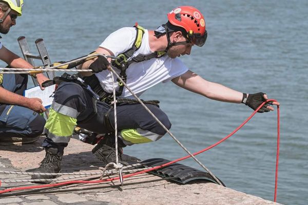 A Neptun Mentőcsapat önkéntesei is részt vettek az I. Duna Kötéltechnikai Mentőversenyen.